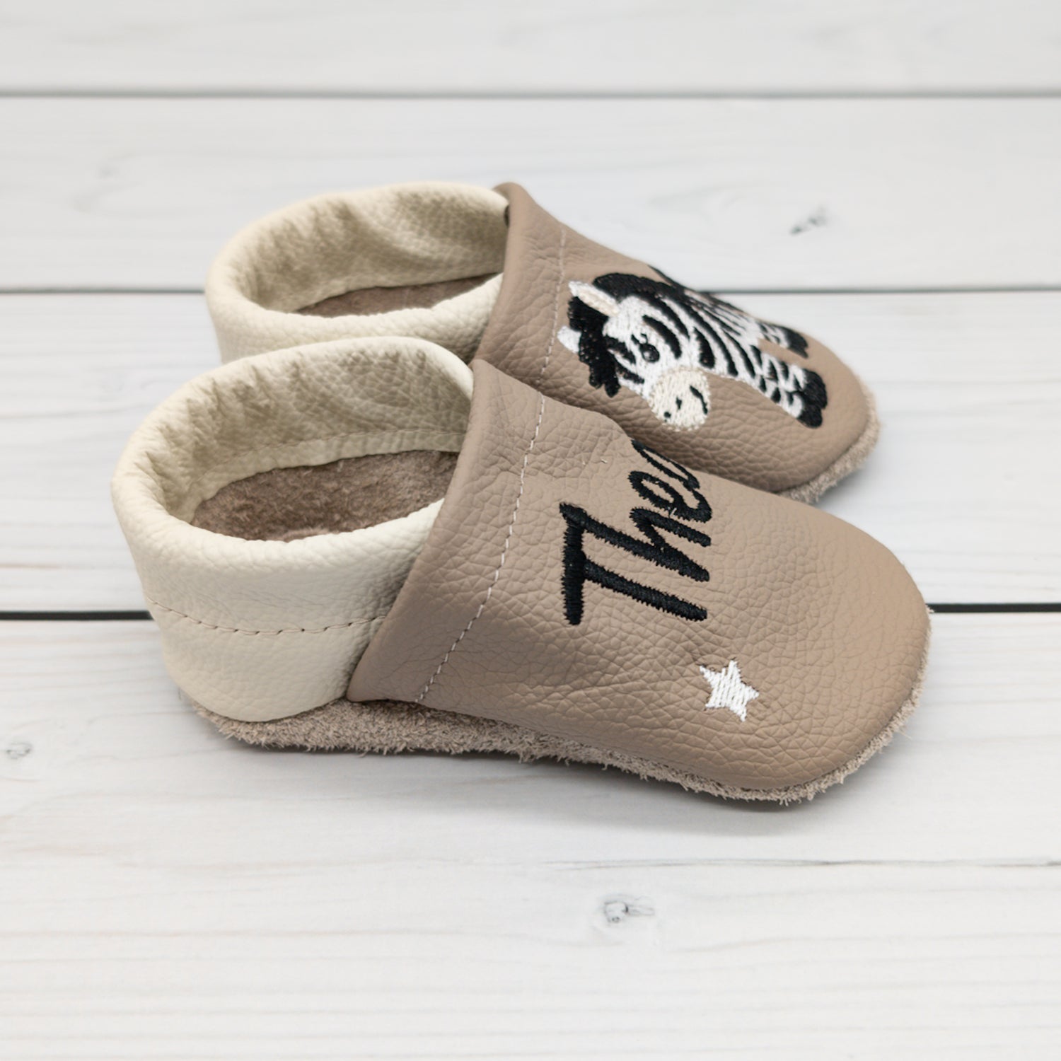 Krabbelschuhe - Hausschuhe aus Leder in braun mit Zebra und Name bestickt von Krabbelhelden. www.krabbelhelden.de