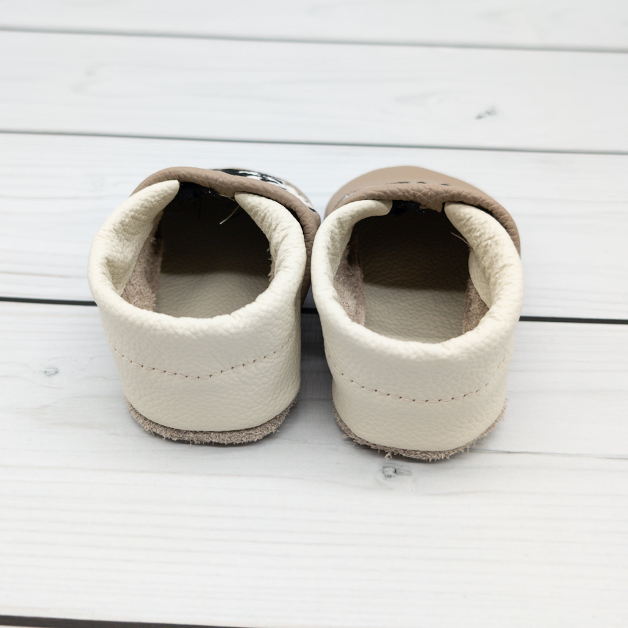 Krabbelschuhe - Hausschuhe aus Leder in braun mit Zebra und Name bestickt von Krabbelhelden. www.krabbelhelden.de
