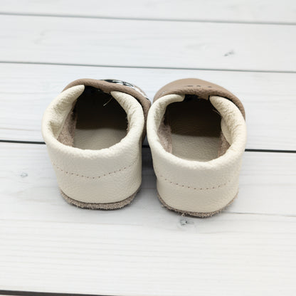 Krabbelschuhe - Hausschuhe aus Leder in braun mit Zebra und Name bestickt von Krabbelhelden. www.krabbelhelden.de