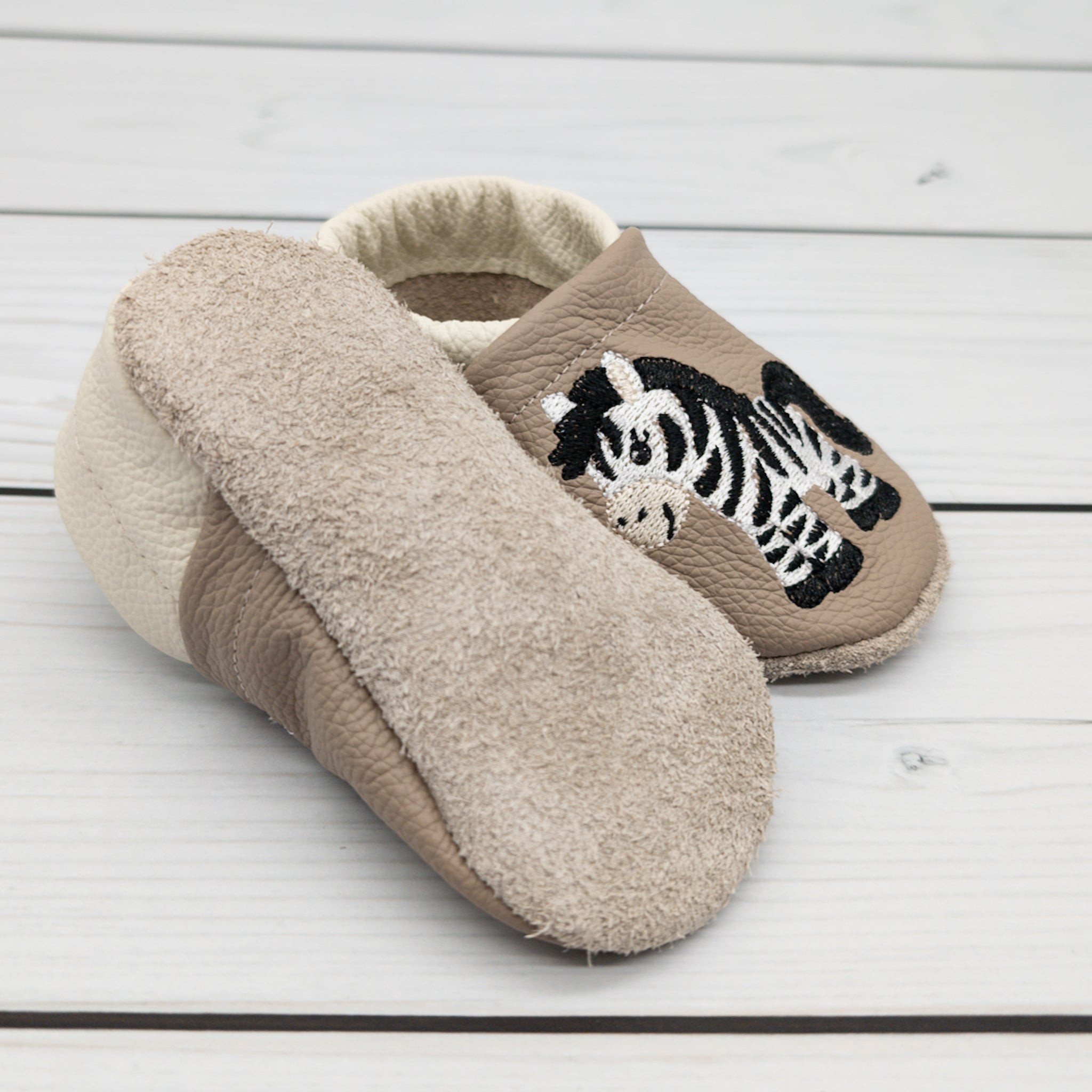 Krabbelschuhe - Hausschuhe aus Leder in braun mit Zebra und Name bestickt von Krabbelhelden. www.krabbelhelden.de