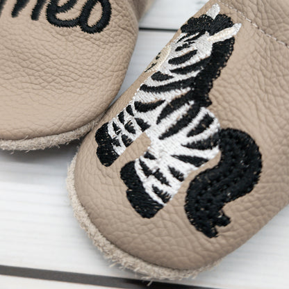 Krabbelschuhe - Hausschuhe aus Leder in braun mit Zebra und Name bestickt von Krabbelhelden. www.krabbelhelden.de
