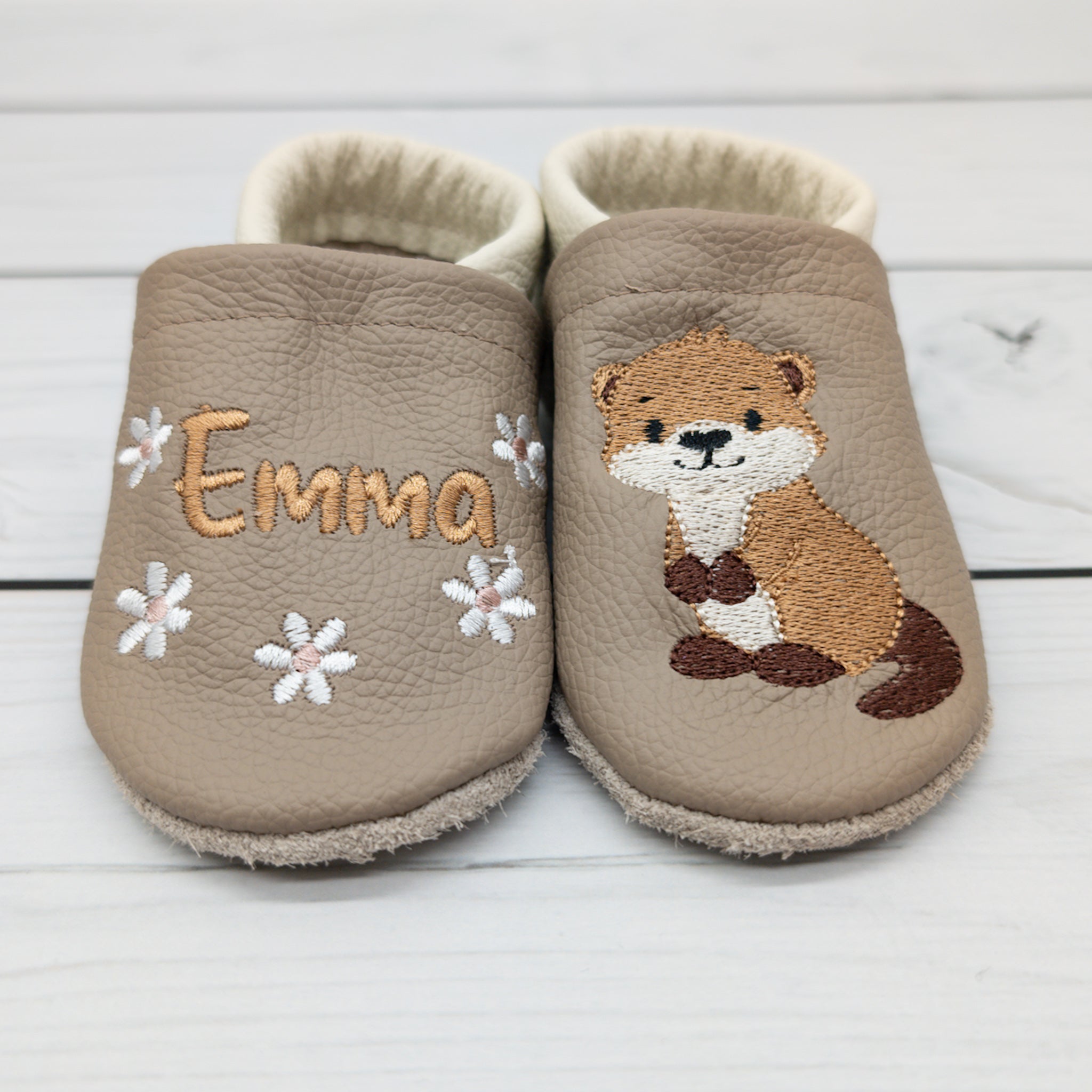 Lederpuschen Otter mit Name - Handgemachte Krabbelschuhe aus Echtleder für Baby und Kinder - Hausschuhe