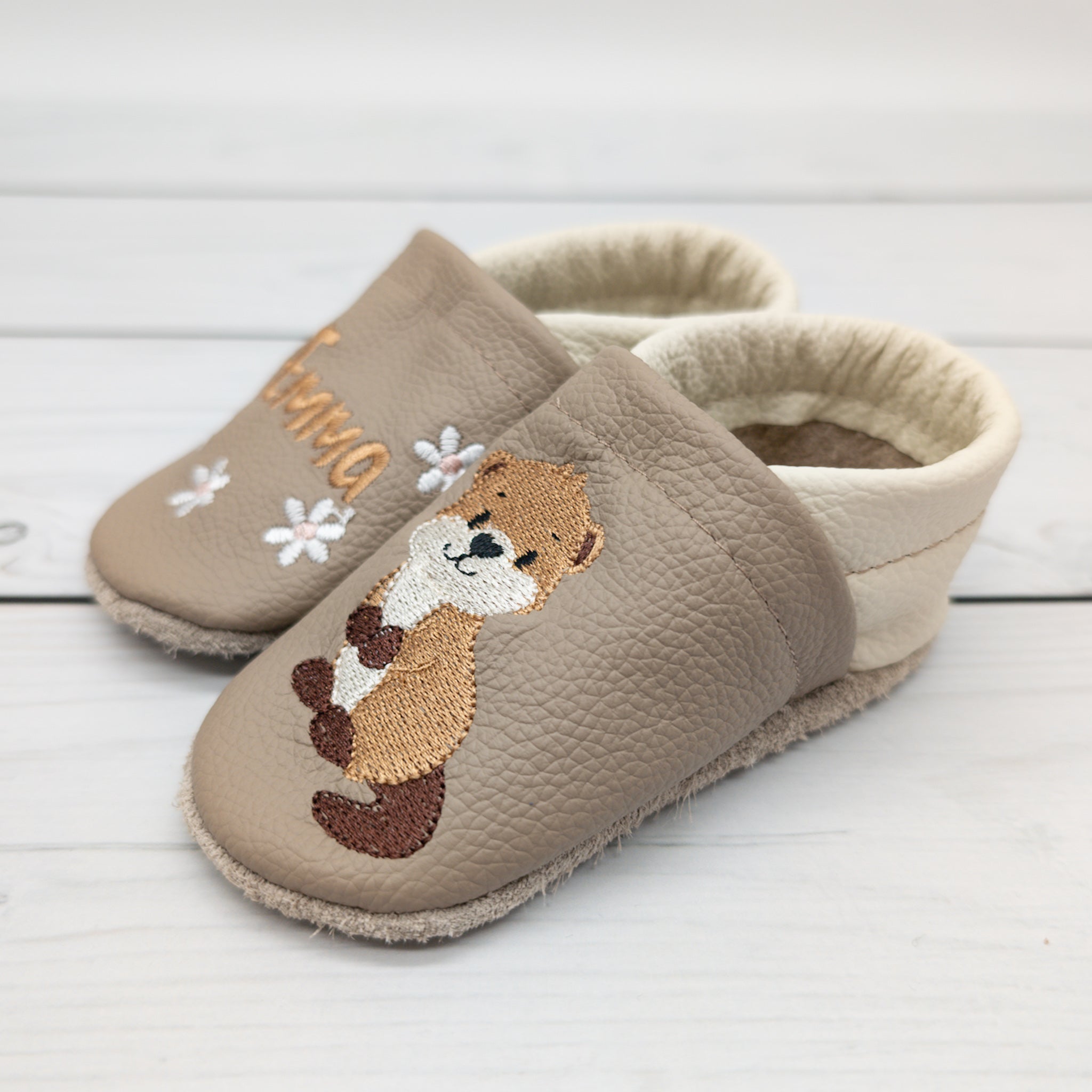 Lederpuschen Otter mit Name - Handgemachte Krabbelschuhe aus Echtleder für Baby und Kinder - Hausschuhe