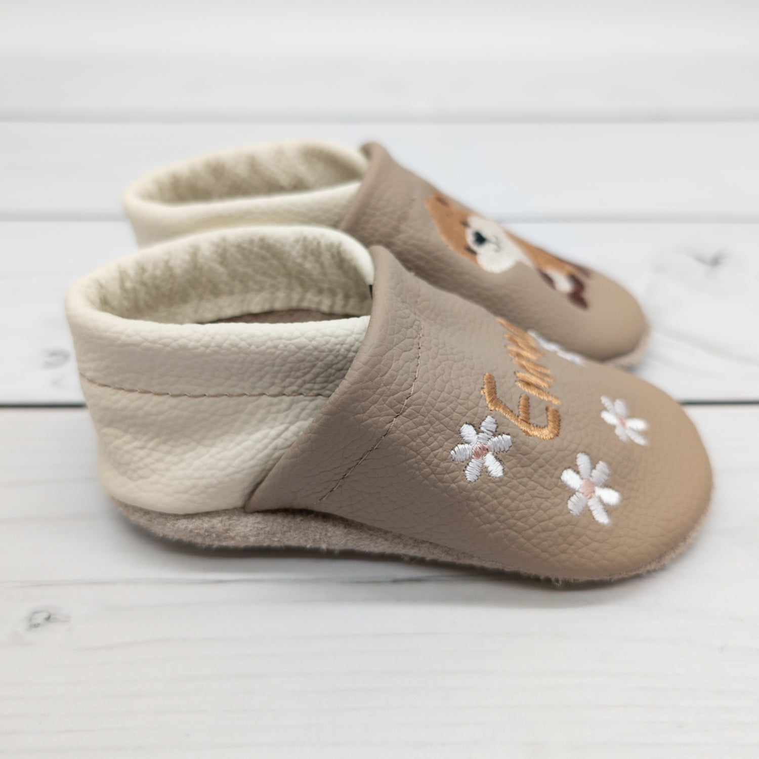Lederpuschen Otter mit Name - Handgemachte Krabbelschuhe aus Echtleder für Baby und Kinder - Hausschuhe