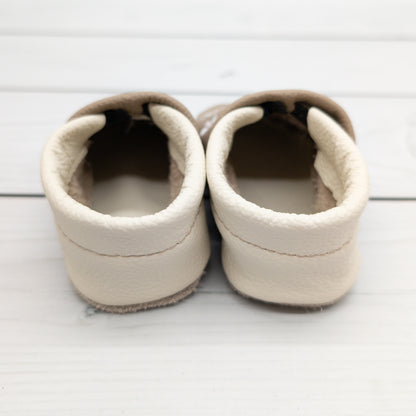 Lederpuschen Otter mit Name - Handgemachte Krabbelschuhe aus Echtleder für Baby und Kinder - Hausschuhe