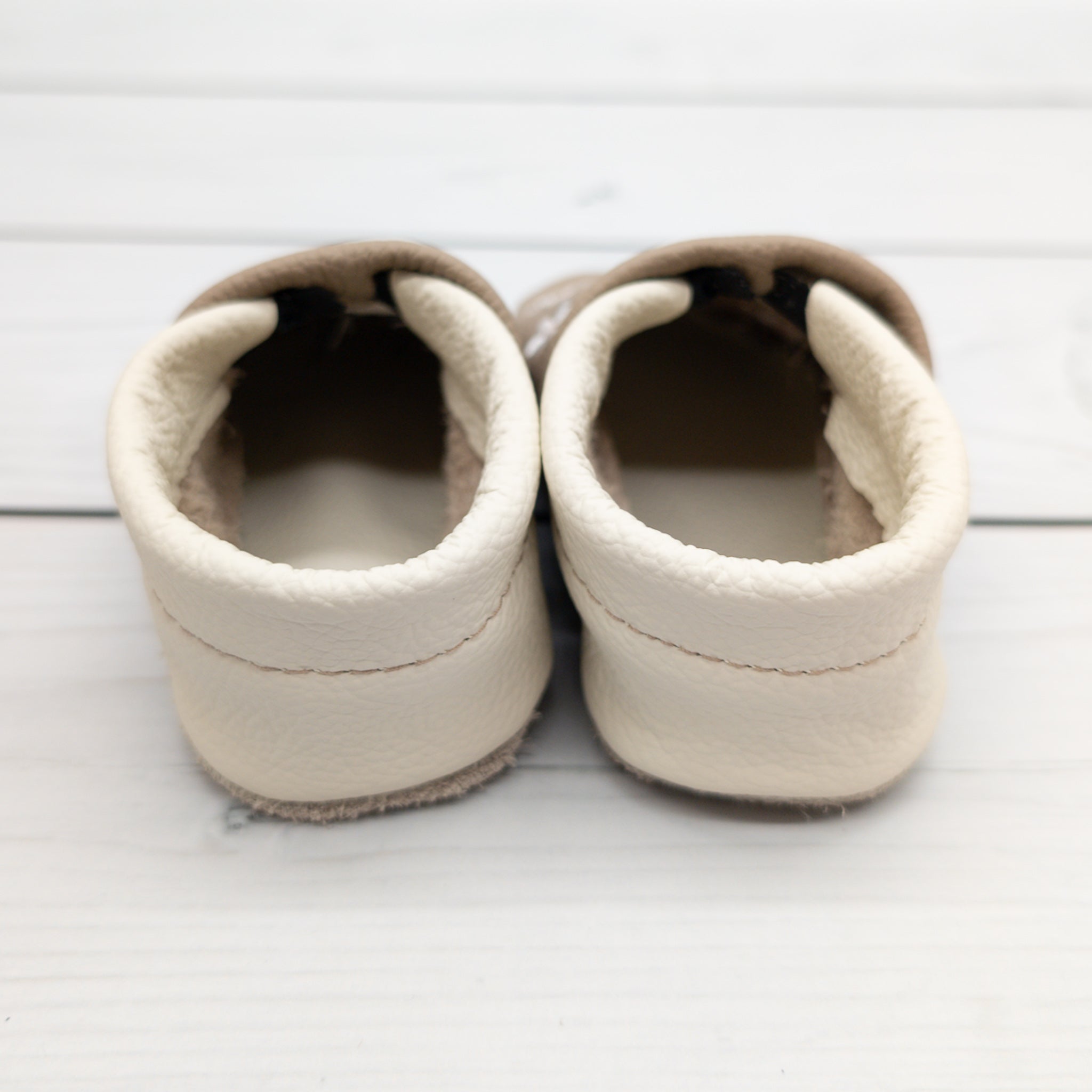 Lederpuschen Otter mit Name - Handgemachte Krabbelschuhe aus Echtleder für Baby und Kinder - Hausschuhe