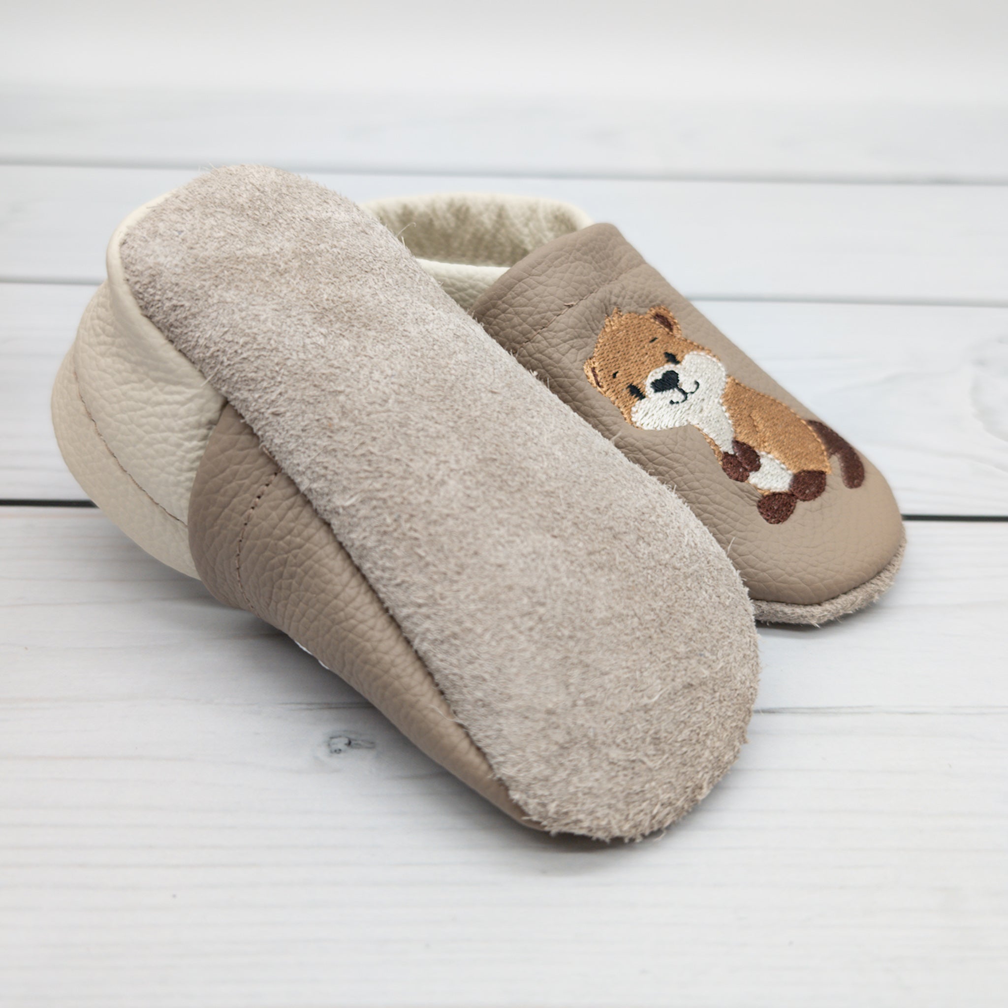 Lederpuschen Otter mit Name - Handgemachte Krabbelschuhe aus Echtleder für Baby und Kinder - Hausschuhe
