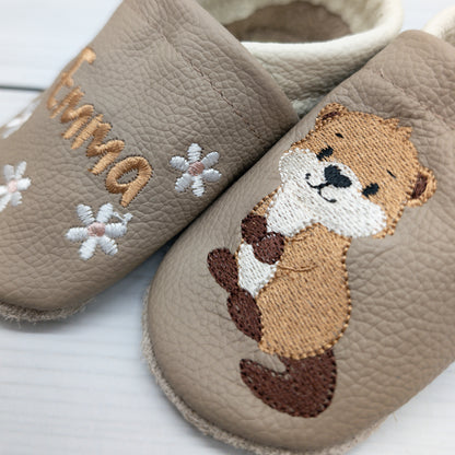Lederpuschen Otter mit Name - Handgemachte Krabbelschuhe aus Echtleder für Baby und Kinder - Hausschuhe