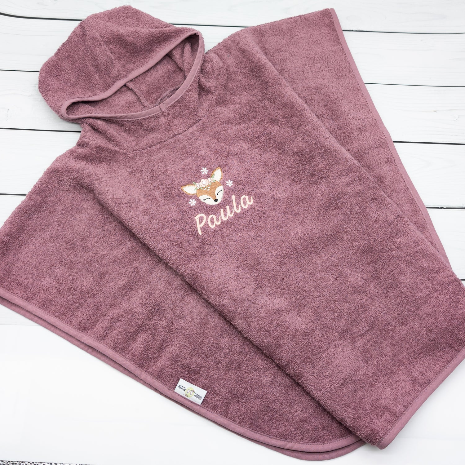 Badeponcho in beere mit Reh und Name bestickt von Krabbelhelden. www.krabbelhelden.de