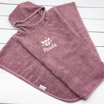 Badeponcho in beere mit Reh und Name bestickt von Krabbelhelden. www.krabbelhelden.de