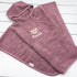Badeponcho in beere mit Reh und Name bestickt von Krabbelhelden. www.krabbelhelden.de
