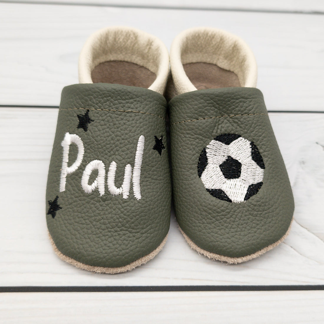 Krabbelschuhe aus Leder mit Fussball in olivgrün und beige -  Hausschuhe für zu Hause und die Kita