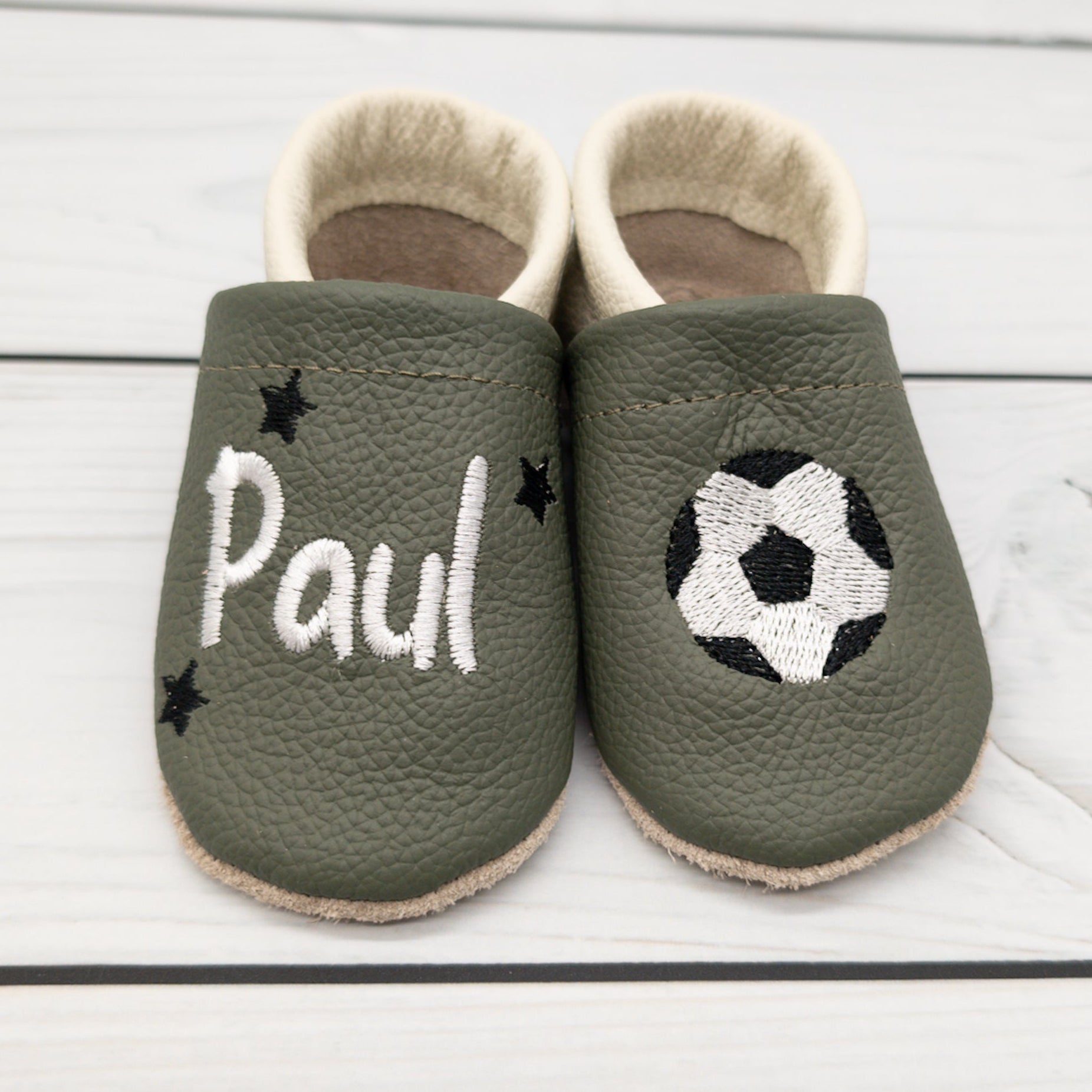 Krabbelschuhe aus Leder mit Fussball in olivgrün und beige -  Hausschuhe für zu Hause und die Kita