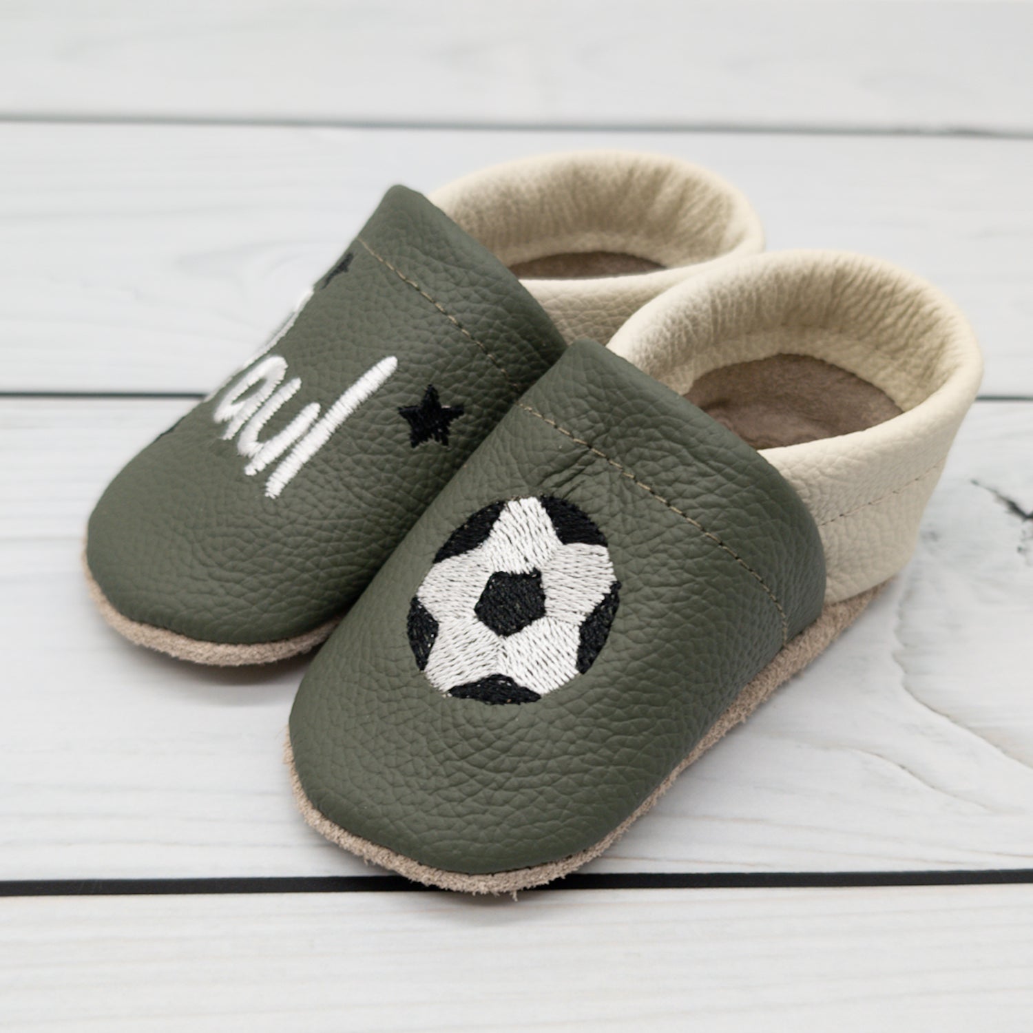 Krabbelschuhe aus Leder mit Fussball in olivgrün und beige -  Hausschuhe für zu Hause und die Kita