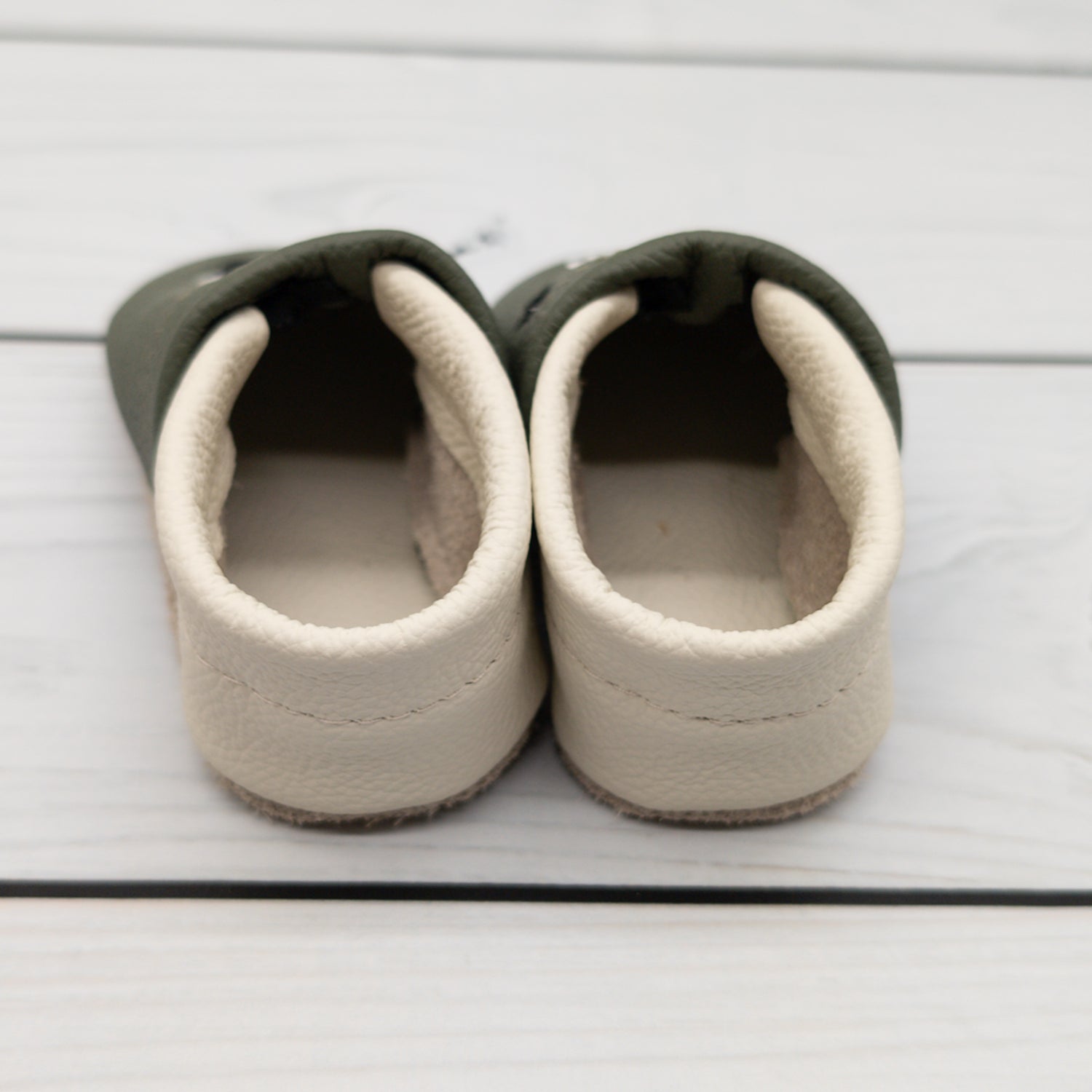 Krabbelschuhe aus Leder mit Fussball in olivgrün und beige -  Hausschuhe für zu Hause und die Kita