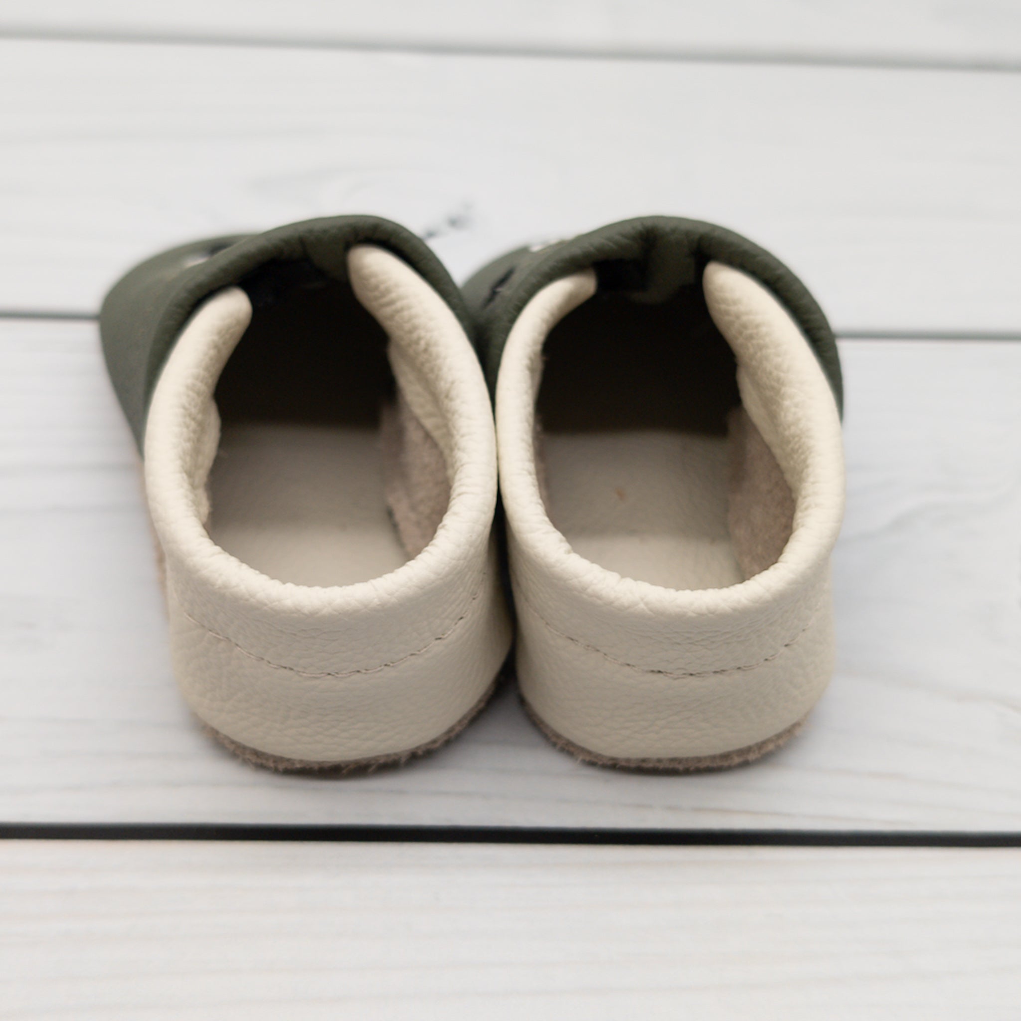 Krabbelschuhe aus Leder mit Fussball in olivgrün und beige -  Hausschuhe für zu Hause und die Kita