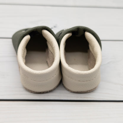 Krabbelschuhe aus Leder mit Fussball in olivgrün und beige -  Hausschuhe für zu Hause und die Kita