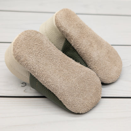 Krabbelschuhe aus Leder mit Fussball in olivgrün und beige -  Hausschuhe für zu Hause und die Kita