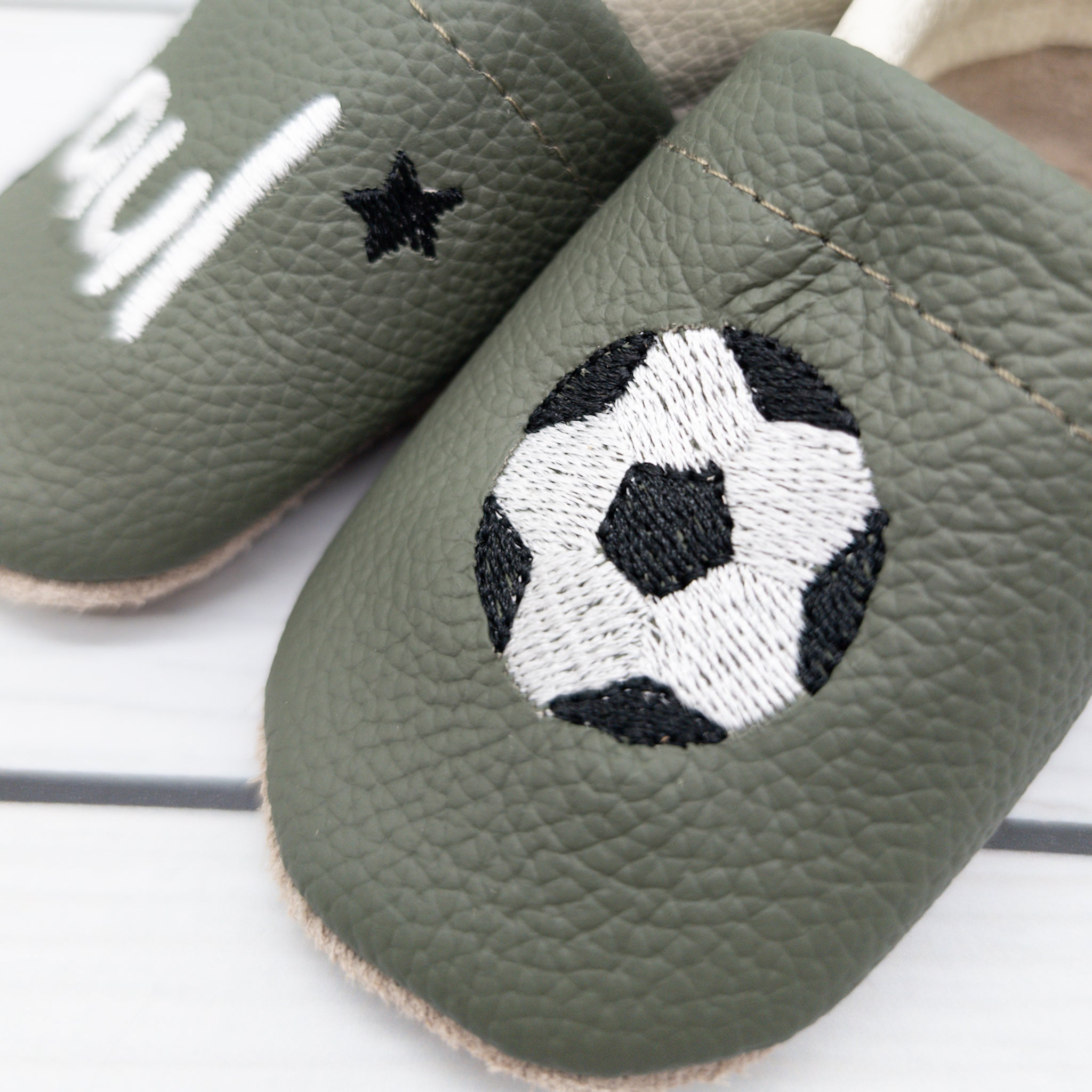 Krabbelschuhe aus Leder mit Fussball in olivgrün und beige -  Hausschuhe für zu Hause und die Kita