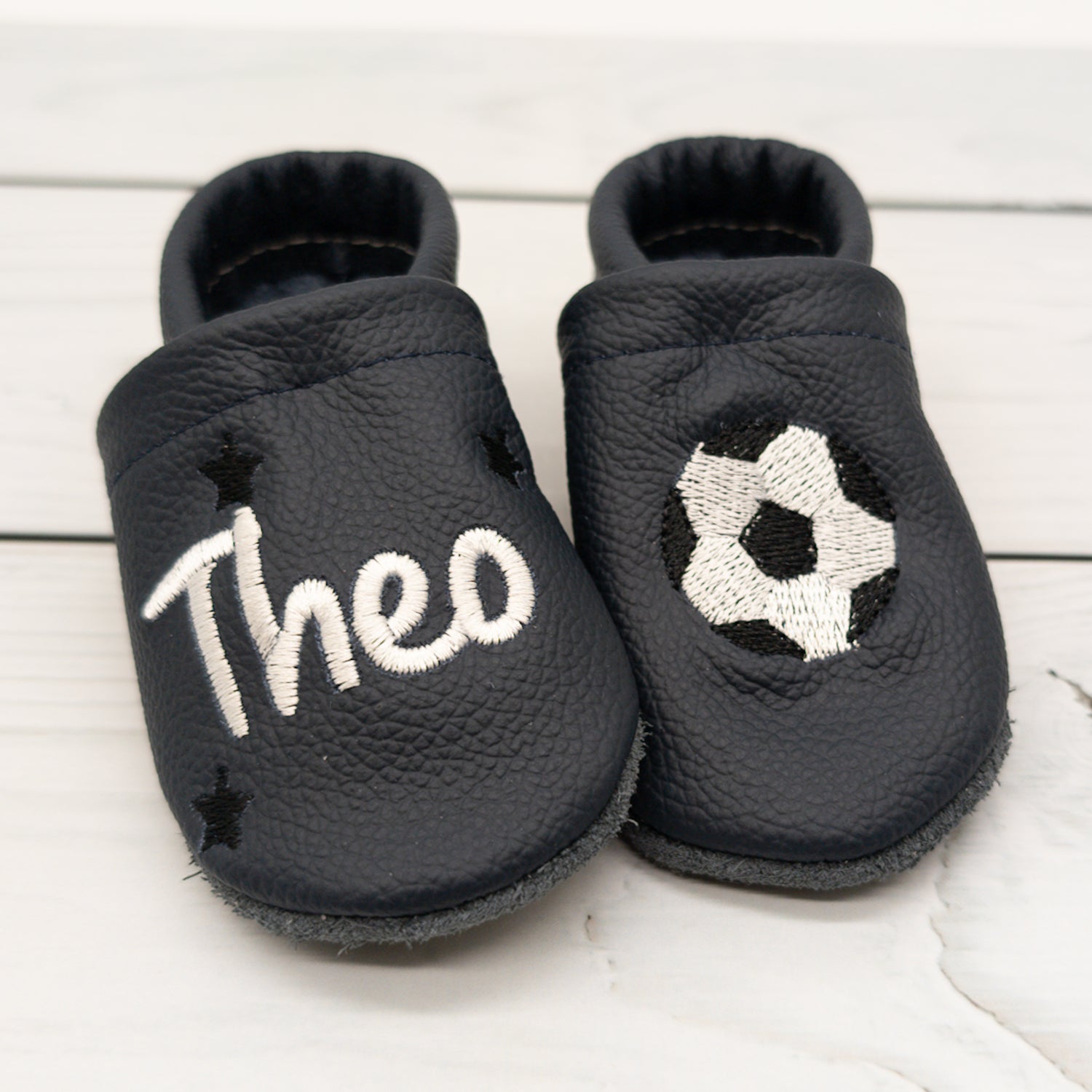 Krabbelschuhe aus Leder mit Fussball in olivgrün und beige -  Hausschuhe für zu Hause und die Kita