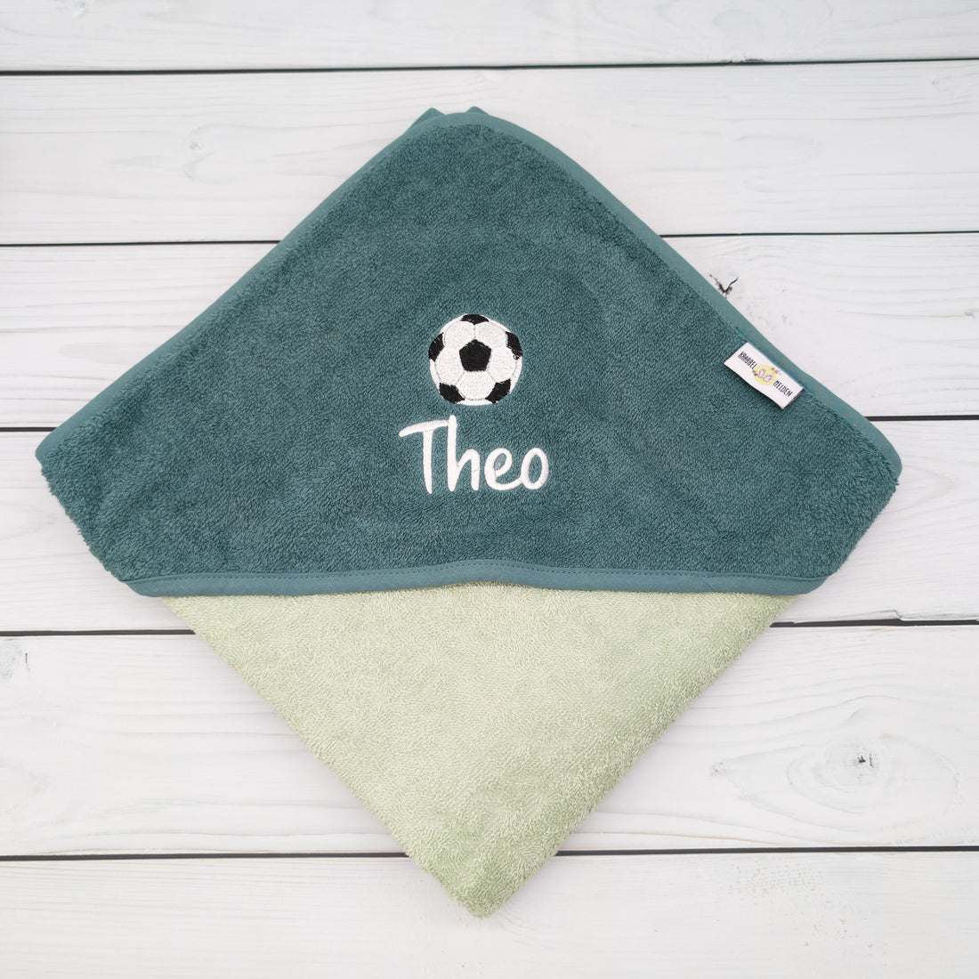Personalisiertes Kapuzenbadetuch mit Fußball und Name – Kuscheliges Handtuch für kleine Fußballfans