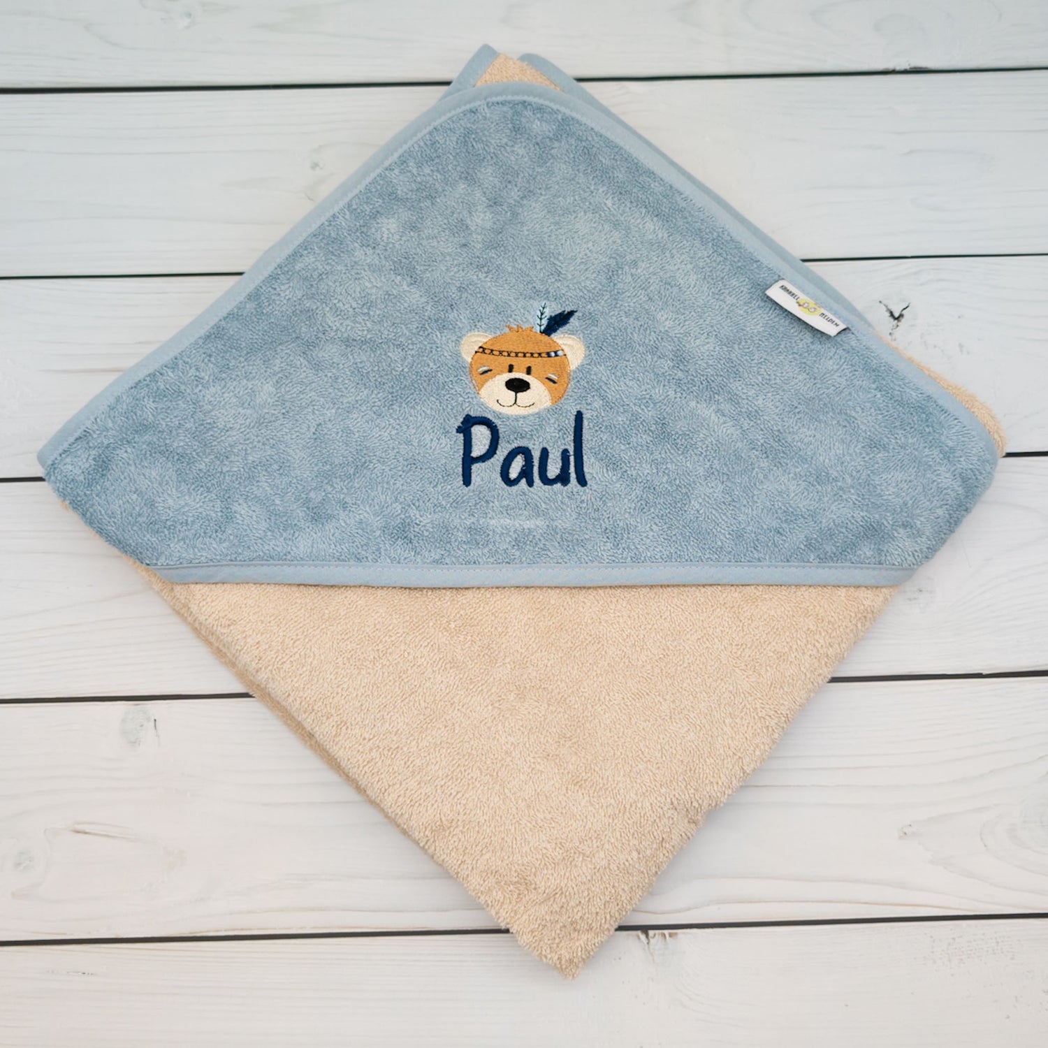 Kapuzenhandtuch Bär mit Federschmuck und Namen bestickt - ein tolles Geschenk zur Geburt und Taufe