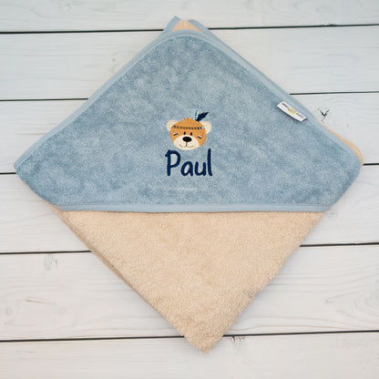Kapuzenhandtuch Bär mit Federschmuck und Namen bestickt - ein tolles Geschenk zur Geburt und Taufe