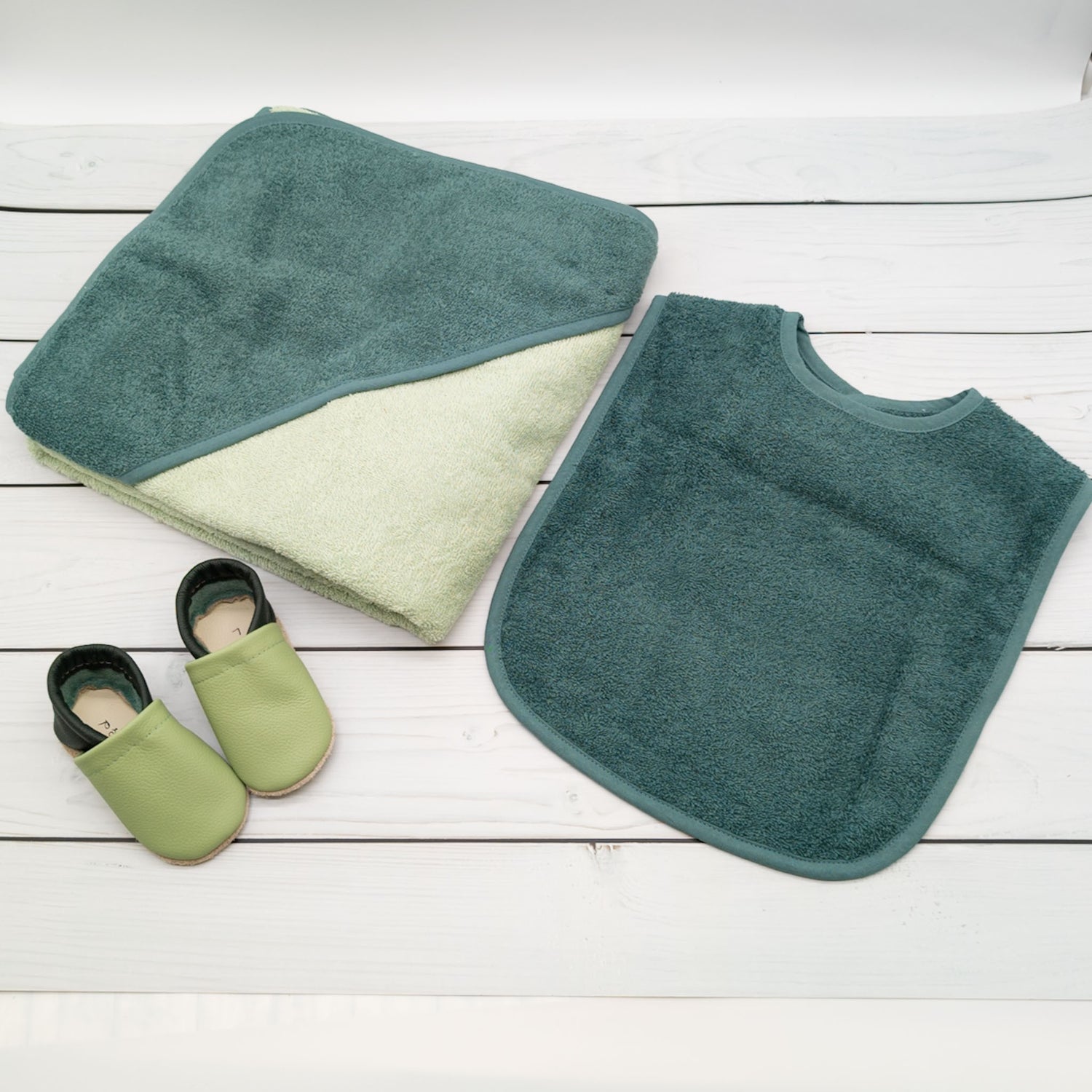 Geschenk-Set Pferd inkl. Verpackung - Kapuzenhandtuch, Lätzchen und Krabbelschuhe mit Namen (Kopie)