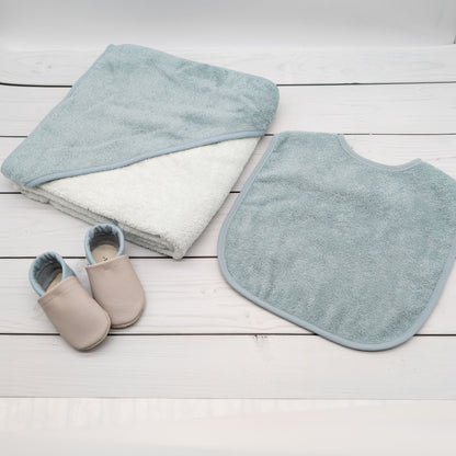 Geschenk-Set Löwe inkl. Geschenkverpackung - Kapuzenhandtuch, Lätzchen und Krabbelschuhe mit Namen