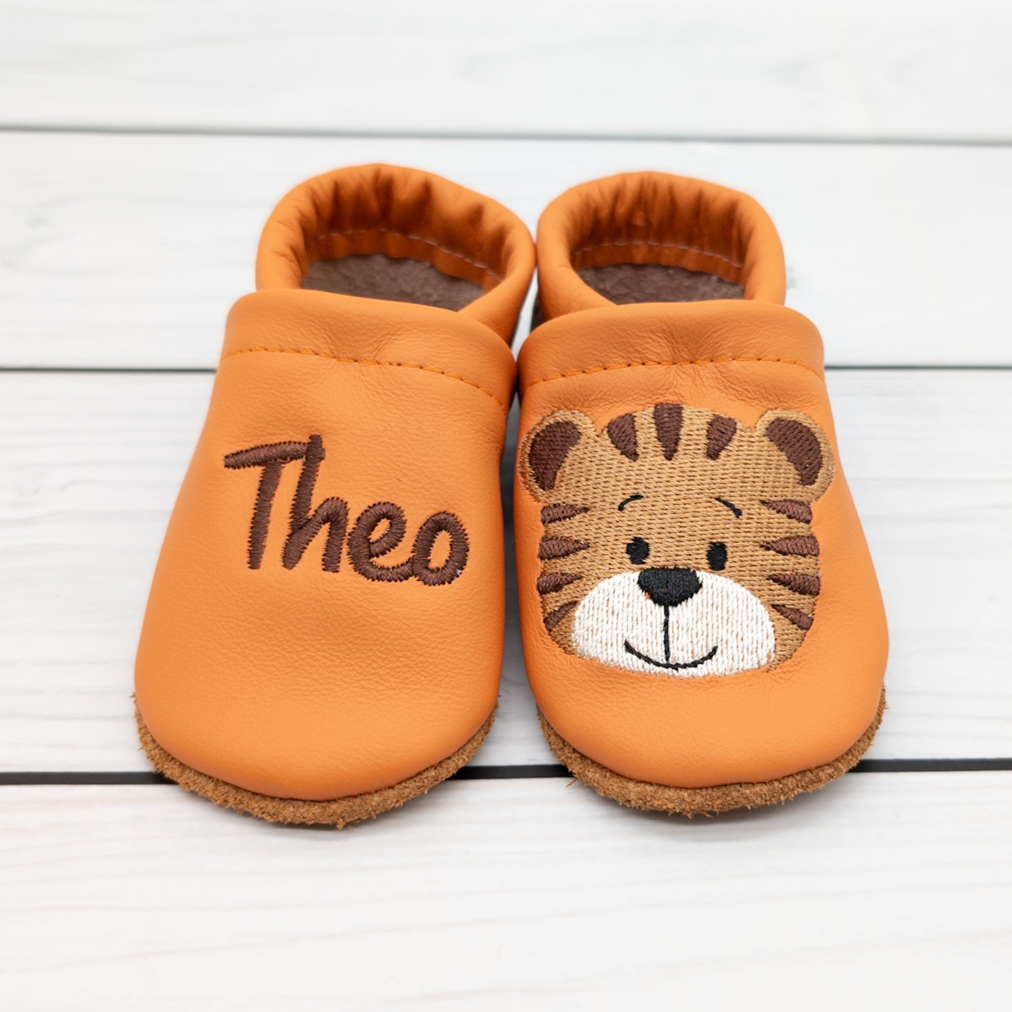 Hausschuhe mit Tiger in orange und braun - die perfekten Hausschuhe und für die Kita