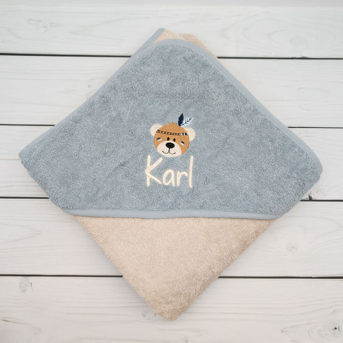 Kapuzenhandtuch Bär mit Federschmuck und Namen bestickt - ein tolles Geschenk zur Geburt und Taufe
