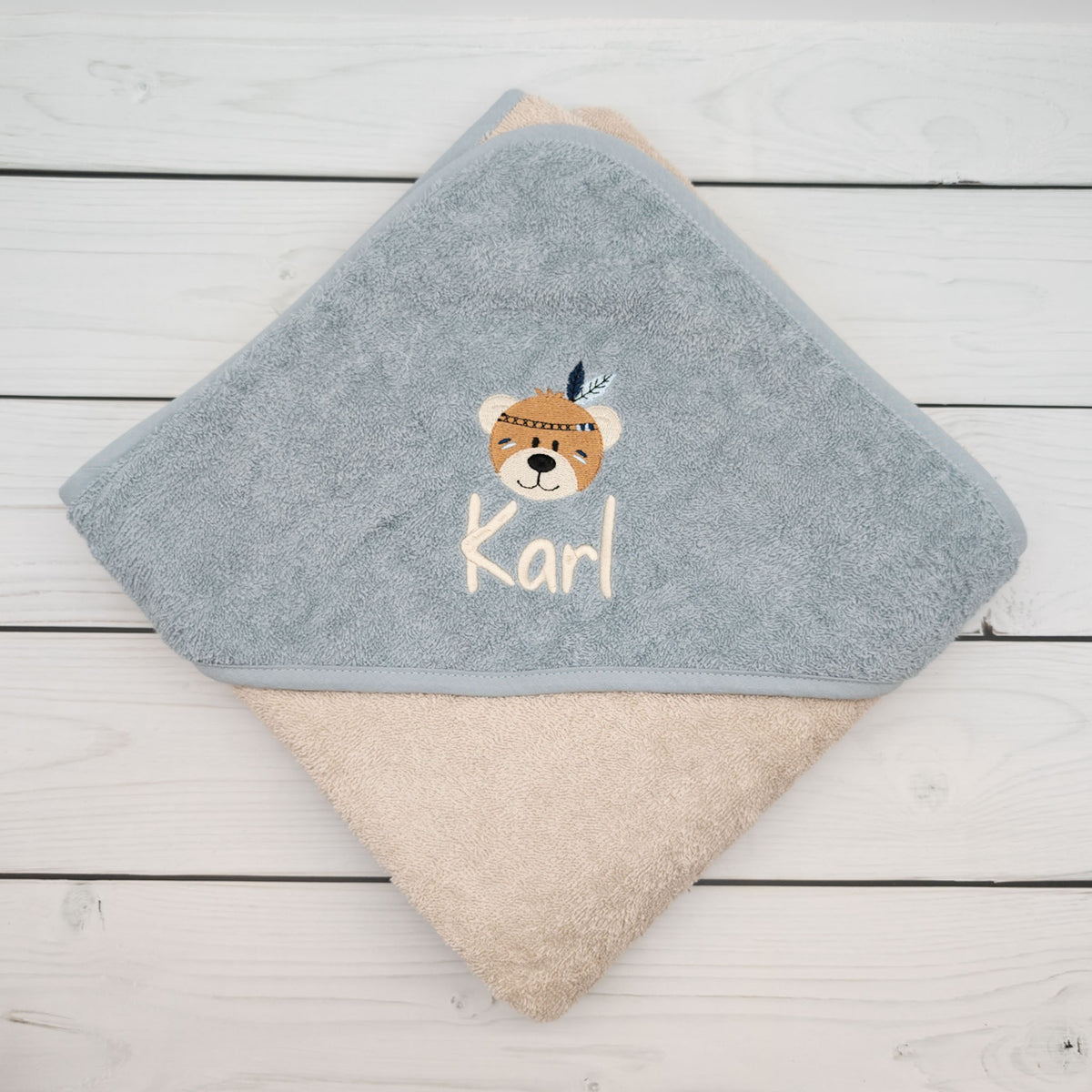 Kapuzenhandtuch Bär mit Federschmuck und Namen bestickt - ein tolles Geschenk zur Geburt und Taufe