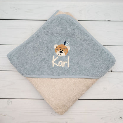 Kapuzenhandtuch Bär mit Federschmuck und Namen bestickt - ein tolles Geschenk zur Geburt und Taufe
