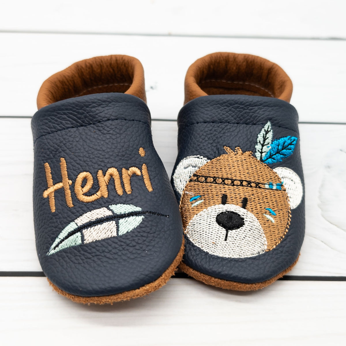 Krabbelschuhe mit Bär und Name bestickt