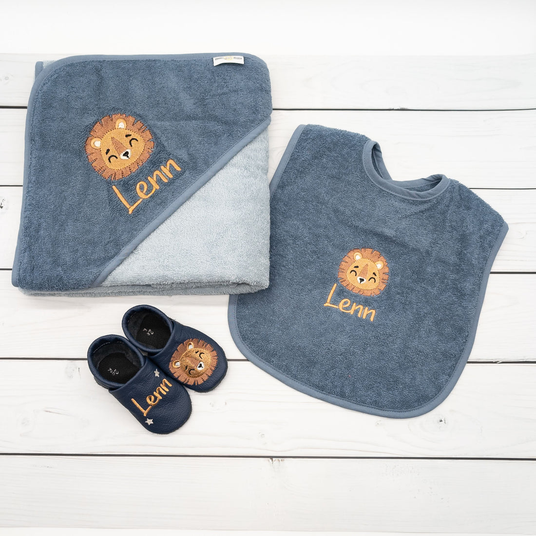 Geschenk-Set Löwe inkl. Geschenkverpackung - Kapuzenhandtuch, Lätzchen und Krabbelschuhe mit Namen
