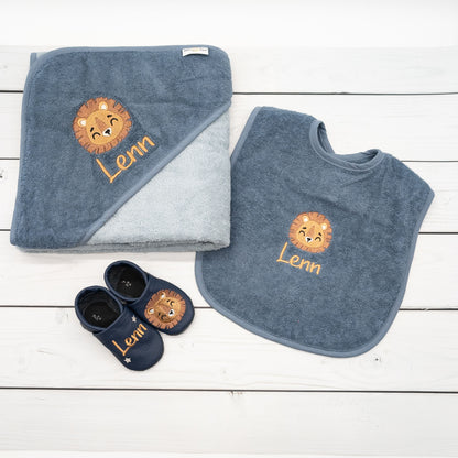 Geschenk-Set Löwe inkl. Geschenkverpackung - Kapuzenhandtuch, Lätzchen und Krabbelschuhe mit Namen (Kopie)