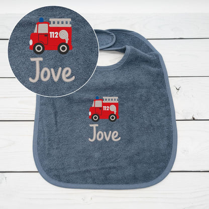 Lätzchen aus Frottee mit Feuerwehrauto und Name personalisiert - tolle Geschenkidee für Babys und Kleinkinder