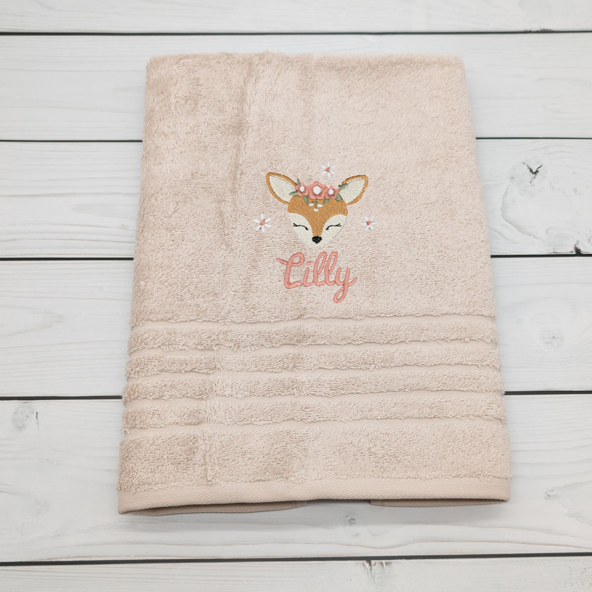 Personalisiertes Handtuch mit Reh mit Blumen und Name – 50 x 100 cm