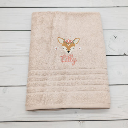 Personalisiertes Handtuch mit Reh mit Blumen und Name – 50 x 100 cm
