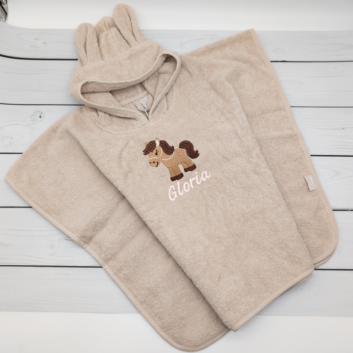 Badeponcho mit kleinem Pferd und Namen - Tolles Must Have für die Badezeit und kleine Pferdefans