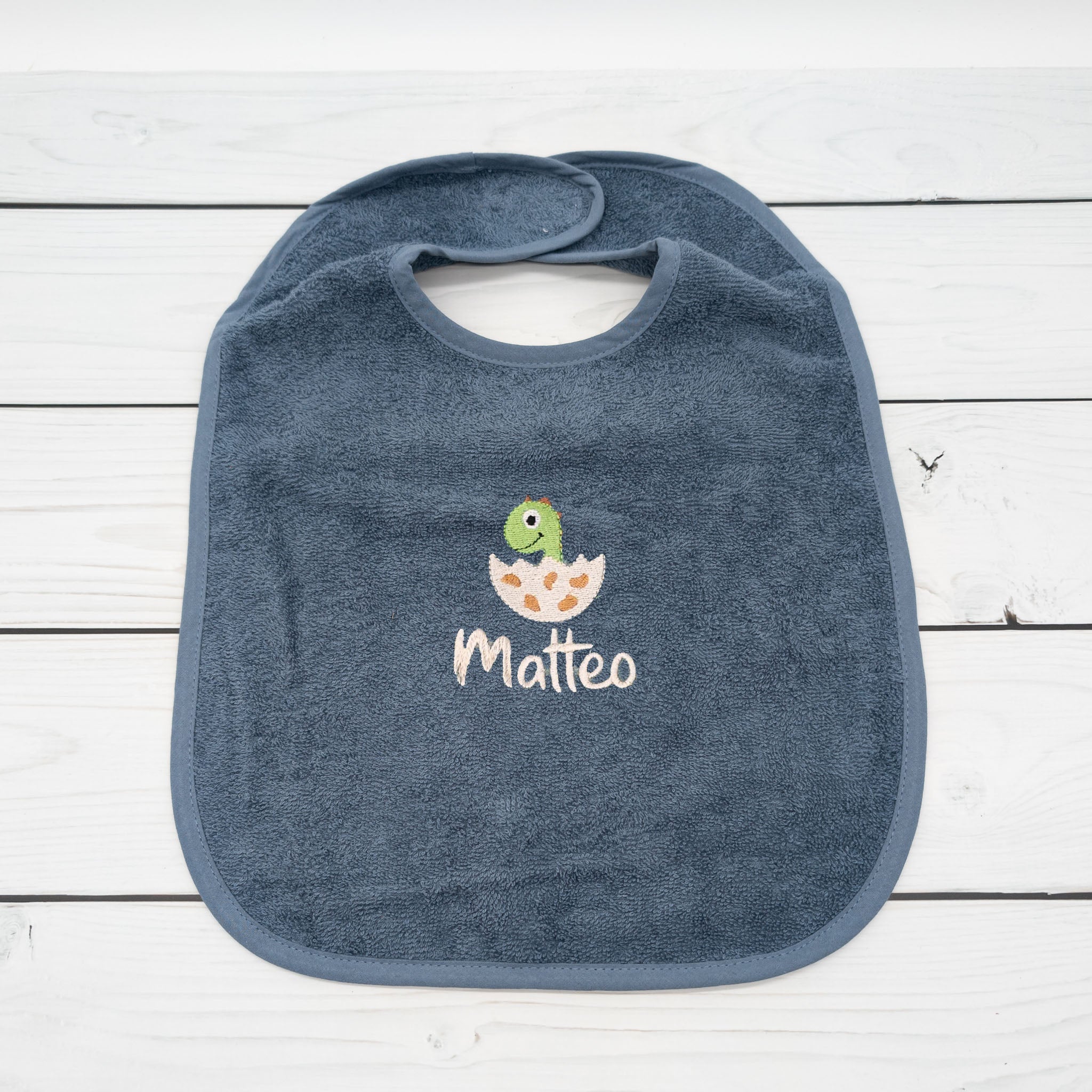 Lätzchen aus Frottee Dino im Ei und Name personalisiert