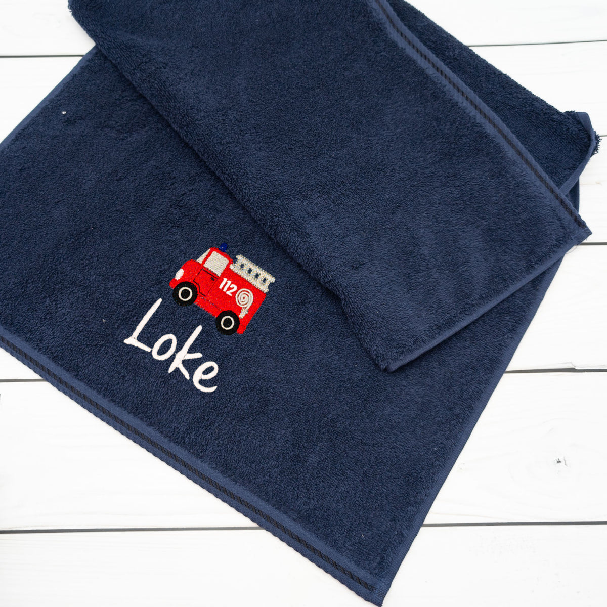 Personalisiertes Handtuch mit Feuerwehrauto und Name – 50 x 100 cm
