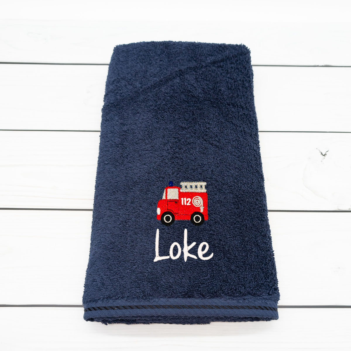 Personalisiertes Handtuch mit Feuerwehrauto und Name – 50 x 100 cm