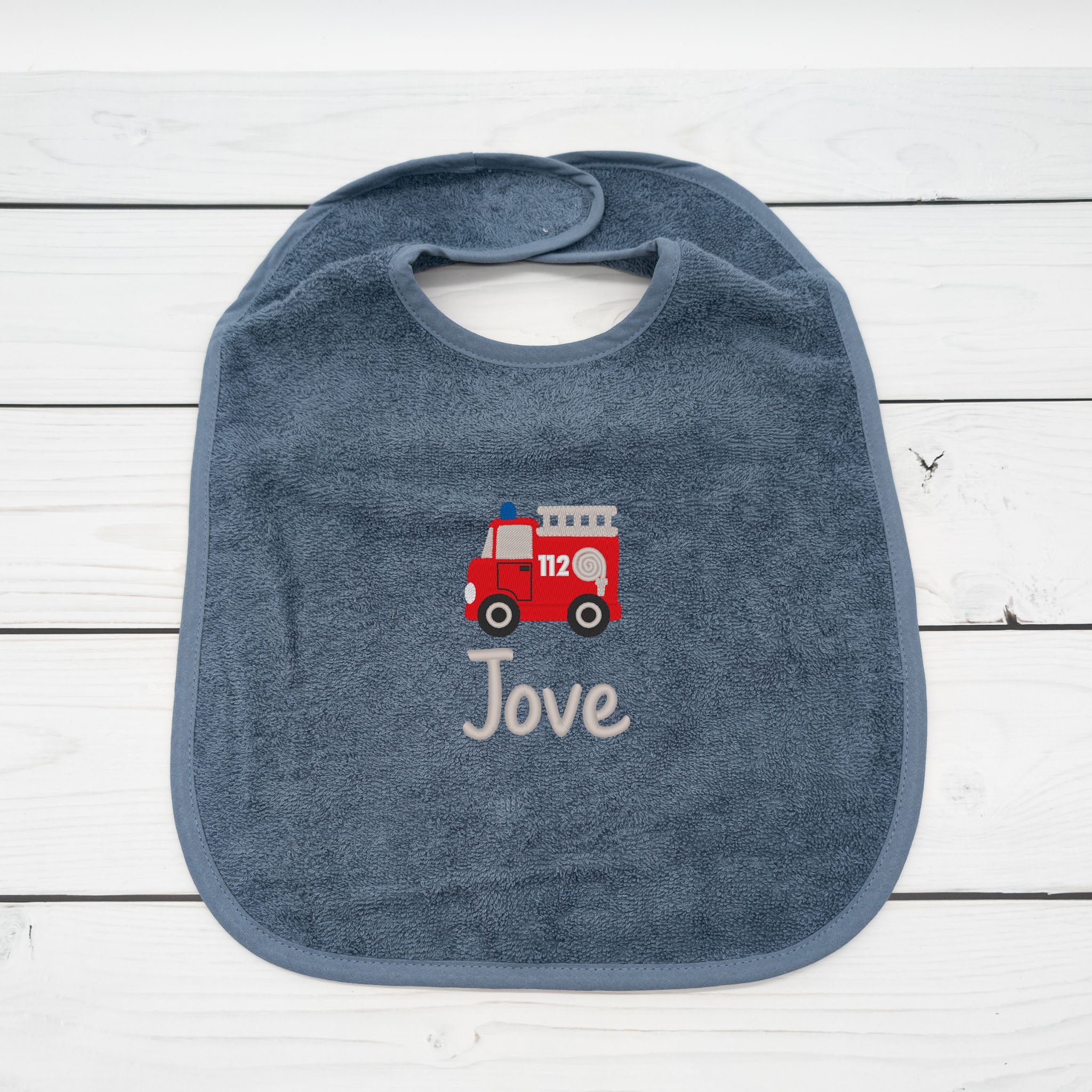 Lätzchen aus Frottee mit Feuerwehrauto und Name personalisiert - tolle Geschenkidee für Babys und Kleinkinder