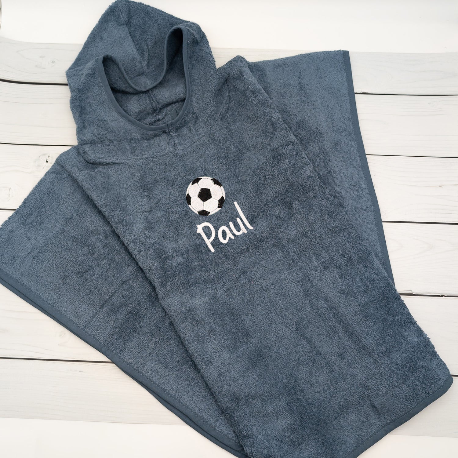 Badeponcho aus Baumwoll Frottee mit Fussball und Name von Krabbelhelden