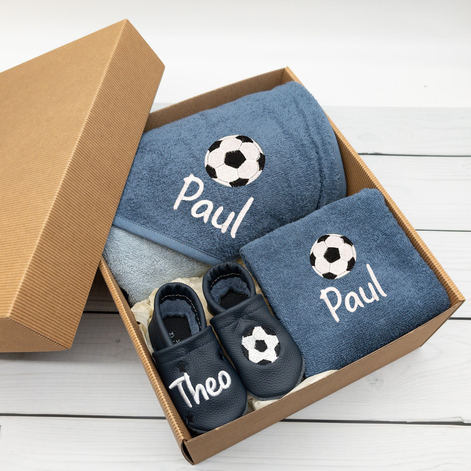 Geschenk-Set Fussball inkl. Geschenkverpackung - Kapuzenhandtuch, Lätzchen und Krabbelschuhe mit Namen