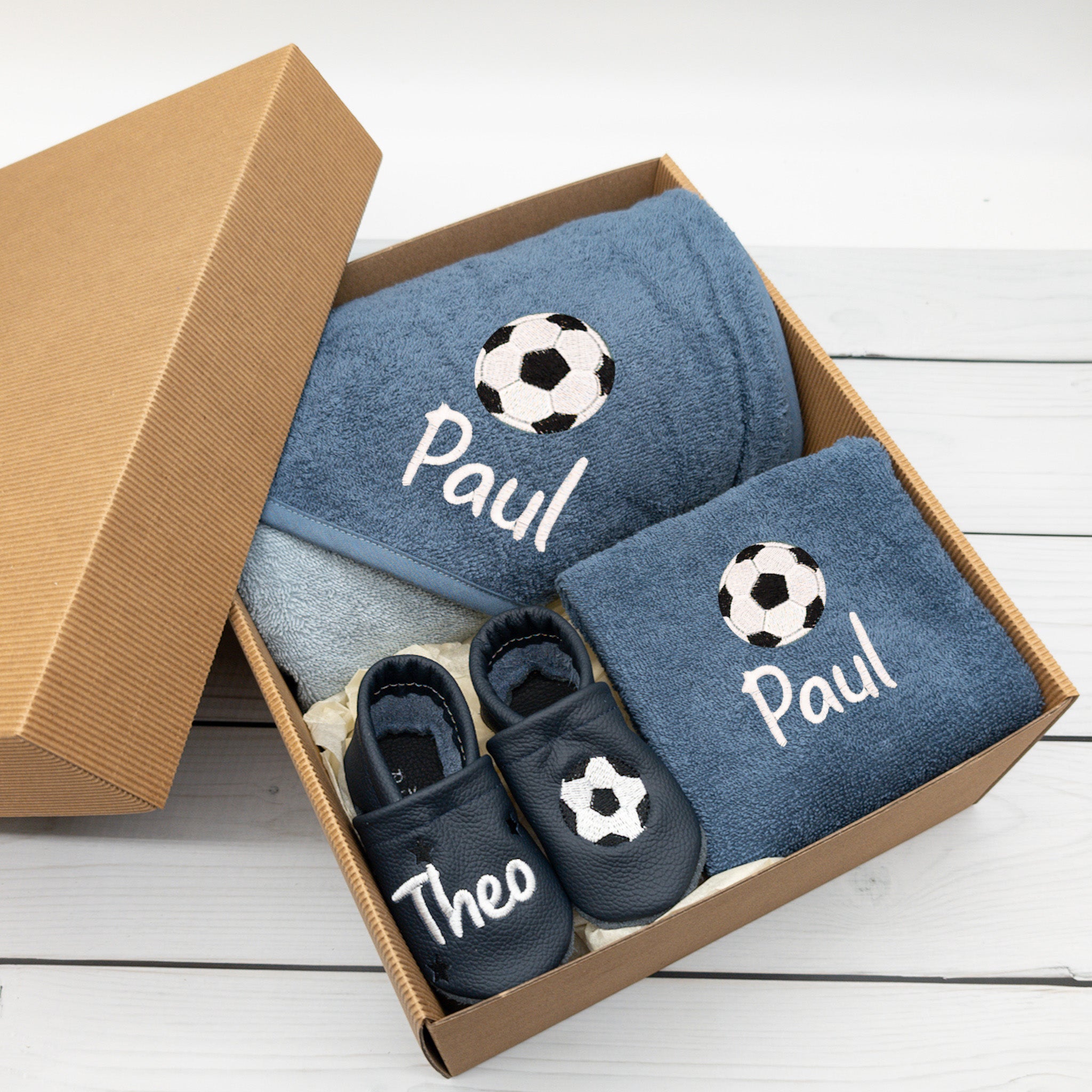 Geschenk-Set Fussball inkl. Geschenkverpackung - Kapuzenhandtuch, Lätzchen und Krabbelschuhe mit Namen