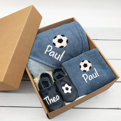 Geschenk-Set Fussball inkl. Geschenkverpackung - Kapuzenhandtuch, Lätzchen und Krabbelschuhe mit Namen
