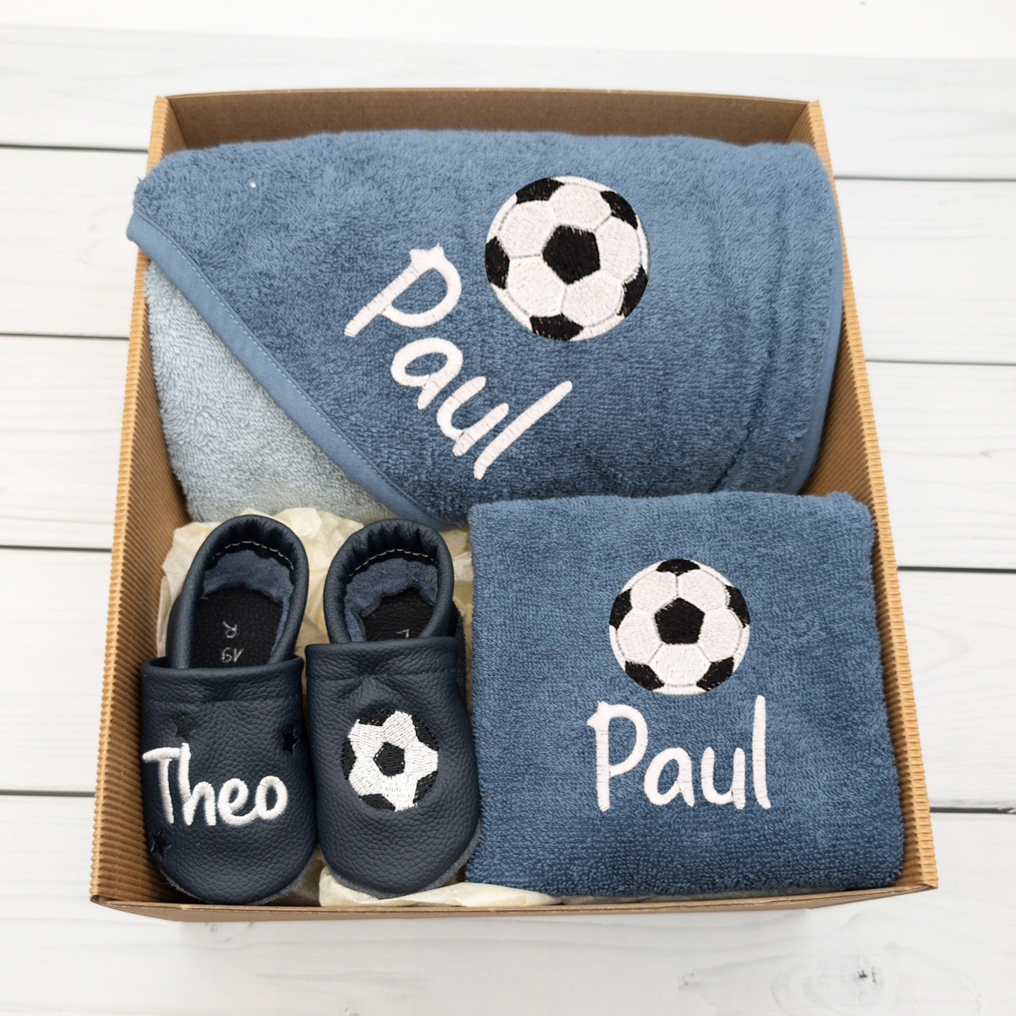 Geschenk-Set Fussball inkl. Geschenkverpackung - Kapuzenhandtuch, Lätzchen und Krabbelschuhe mit Namen