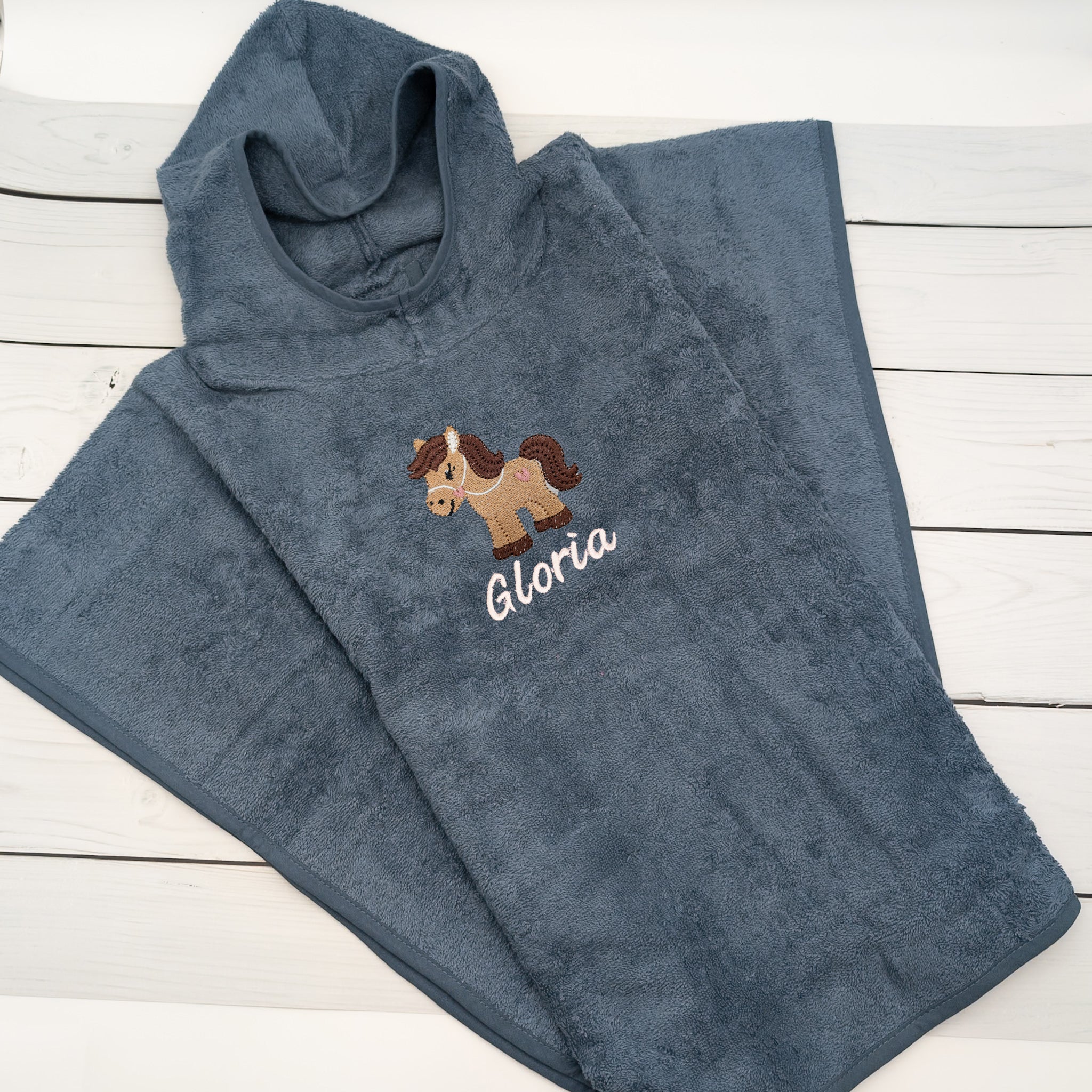 Badeponcho mit kleinem Pferd und Namen - Tolles Must Have für die Badezeit und kleine Pferdefans